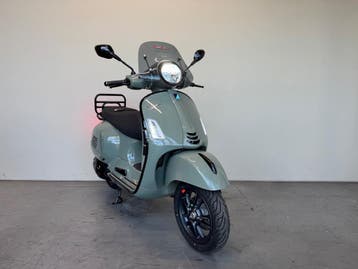 Vespa GTS 300 Super Sport, BWJ 2025, Misty Pearl Green, Motoren, Scooter, Occasion, Minimaal motorrijbewijs A2, Automaat