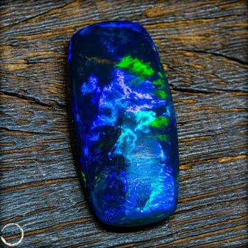Black Opal Cabochon – Intensief kleurenspel in volmaakte