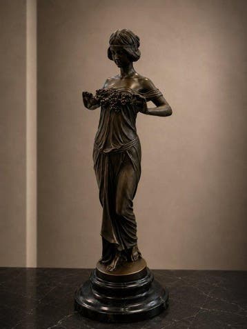 Pittaluga - sculptuur, Elegante Art Nouveau dame met
