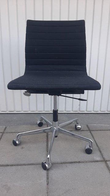 Vitra - Charles & Ray Eames - Stoel - EA117 - hopsak -