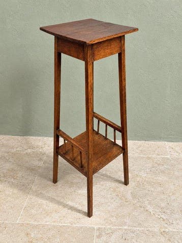 Karaktervolle houten plantentafel – warme houtkleur, slanke