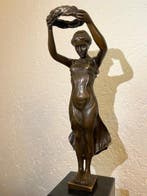 Pitta Luga - sculptuur, Vrouw met lauwerkrans - 33.5 cm -