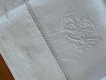 ricamo floreale con monogramma - Laken en kussenslopen met