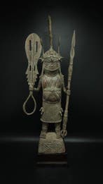 Prachtig standbeeld van de Oba in oorlogskleding. - bini /, Antiek en Kunst, Kunst | Niet-Westerse kunst