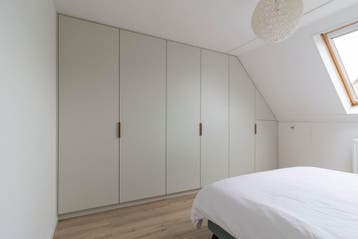 Kasten op maat, schuine wand kasten in Nederland gemaakt, Huis en Inrichting, Kasten | Kledingkasten, Nieuw