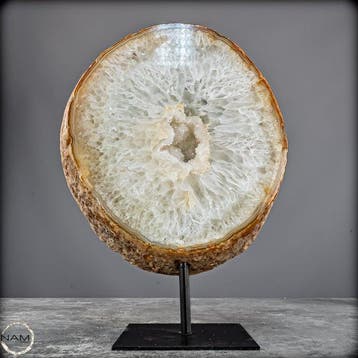 Natuurlijke chalcedoon- en agaatdruse op standaard van
