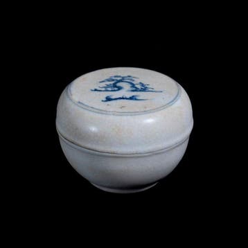 Blauwe en witte dekseldoos met paviljoen in een