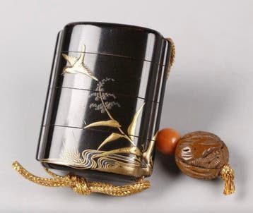 Gelakt hout (urushi), goud maki-e, koraal (ojime), gesneden