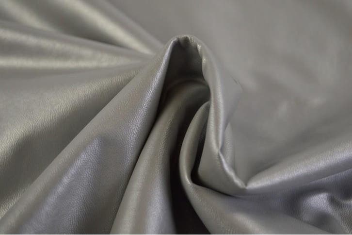 10 meter kunstleer - zilver, Hobby en Vrije tijd, Stoffen en Lappen, 120 cm of meer, 200 cm of meer, Overige kleuren, Nieuw, Leer of Kunstleer