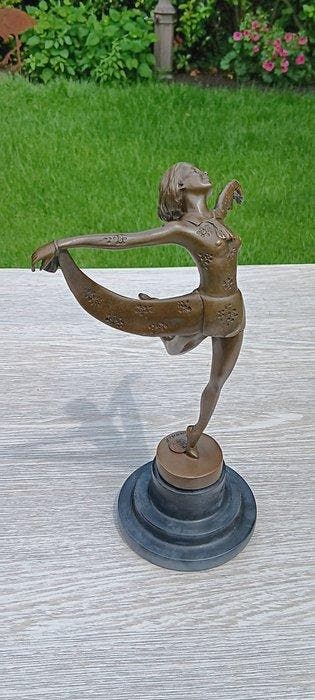 Bronzen Beeld – Elegante Danseres- naam Lorenzl - sculptuur,