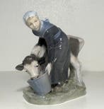 Royal Copenhagen - Beeldje - #779 Girl Feeding a Calf, RC