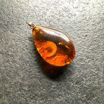 Oude hanger met Baltisch amber cabochon in helder