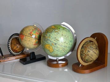 De wereld binnen handbereik... Een set verzamelgloben,