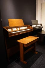 Content 2100 Donker Eiken Orgel, Zo goed als nieuw