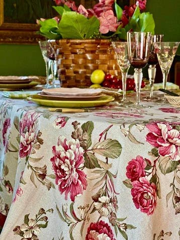 Exclusief tafelkleed met rozenboeketmotief voor ruime