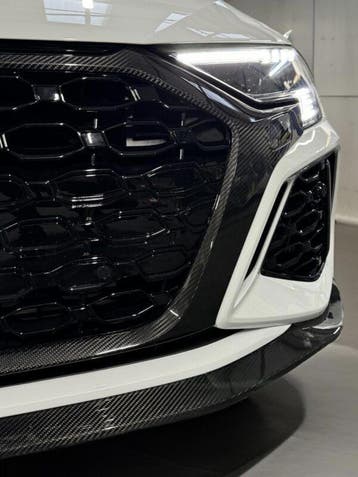 Dit betreft een Audi RS3 8Y Carbon grill, Verzenden
