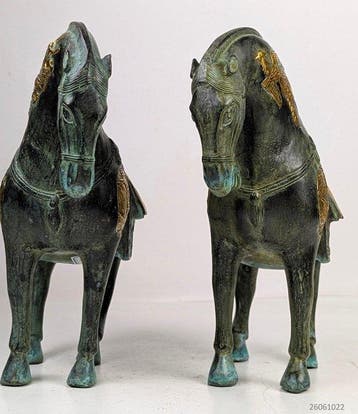 bronzen sculptuur van twee paarden in de stijl van de