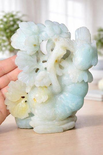 Handgemaakt babyblauw amazoniet-vogel met pompoensculptuur -