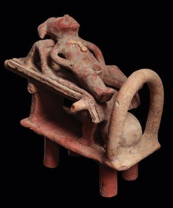 Veracruz-keramiek: verhoogd bed met een liggende figuur –