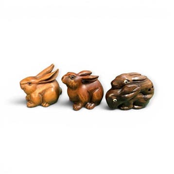 Drie gesigneerde Japanse houten netsuke – konijnensnijwerk