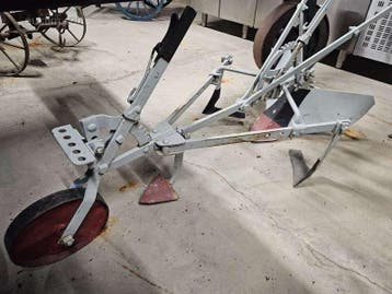 Antieke metalen getrokken ploeg, Nieuw