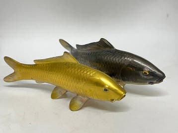 Een levensechte bronzen sculptuur van een paar koi-karpers,