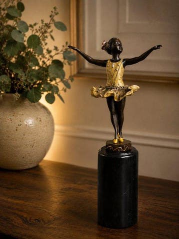 sculptuur, Bronzen ballerina op marmeren sokkel –
