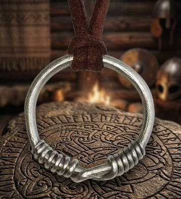 Viking periode Oude zilveren amulet ring met knoopwerk. In