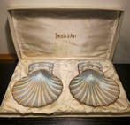 Figuur - Paar geëmailleerde metalen schelpen uit circa 1960