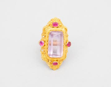 Gouden navettevormige ring met roze spinel en robijnen, Gebruikt