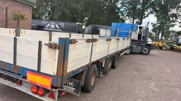 Semi dieplader met zij borden