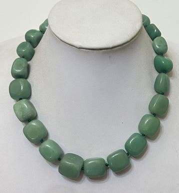 Set van natuurlijke groene nefriet . Hoge kwaliteit /960 ct