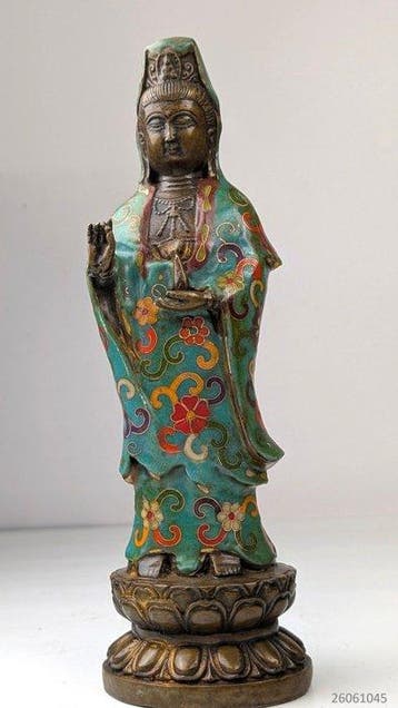 Bijzonder standbeeld Quan Yin staand op dubbele lotus