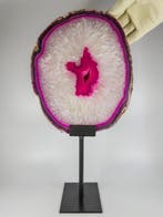 Large pink crystal agate slice on stand Gepolijste - Hoogte: