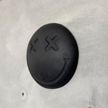 Mitch Richmond (1983) - Keep Smiling! - Wall Sculpture, Antiek en Kunst