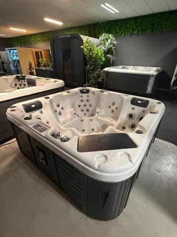 Jacuzzi / spa 200x200 – plug &amp; play 220V – 4-5 persoons, Tuin en Terras, Bubbelbaden en Hottubs, Ophalen, Zo goed als nieuw