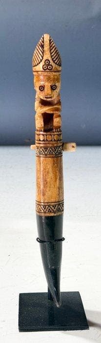 Uit Sumba komt deze traditionele stammedicijncontainer. -