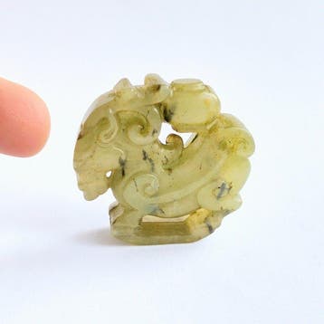 Oud Tibetaans of Nepalees Hardsteen (jade?) Rennend paard