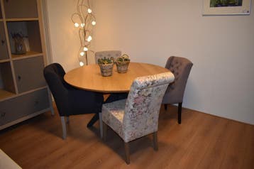 Unieke set; 4 verschillende stoelen met knopen, houten poten, Ophalen, Nieuw, Hout, Vier