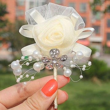 Luxe bruidegomcorsage ivory satijnroos met broche en parels, Ophalen of Verzenden, Nieuw