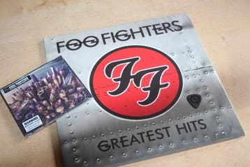 Foo Fighters - Greatest Hits 2LP + Guitar Pick + Sonic, Nieuw in verpakking