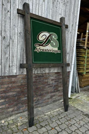 Reclamebord in rustiek houten frame, Ophalen
