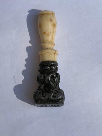 Zeldzame zakzegel in been en brons – Gotische monogram BF –, Antiek en Kunst