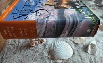 Jean M Auel - The Shelters of Stone - Hardcover - English, Boeken, Zo goed als nieuw, Jean M Auel