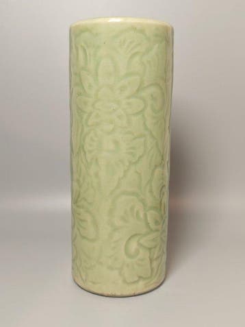 celadon glazuur, ingekerfd met verweven bloemmotieven,