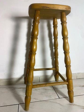 Kruk - Vintage barkruk van massief dennenhout met gedraaide