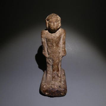 Oud-Egyptisch Kalksteen Beeld van een man. Lengte 15 cm.