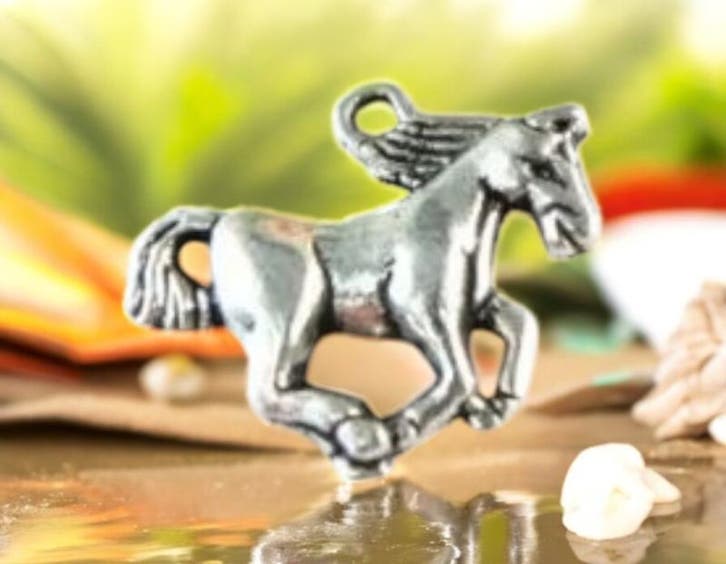 4 x Metalen bedel van een paard, antiek zilverkleur 15 x..., Hobby en Vrije tijd, Kralen en Sieraden maken, Bedel, Nieuw, Ophalen of Verzenden