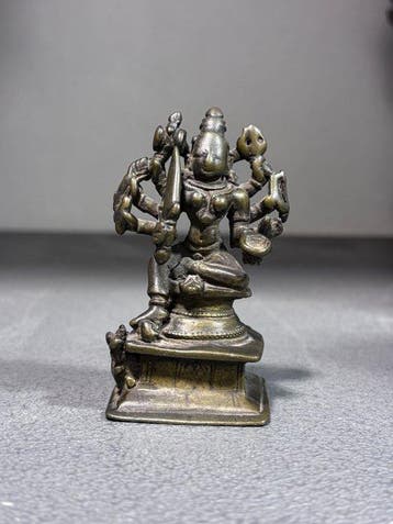 Prachtige bronzen sculptuur van Durga - Brons - India - 17e