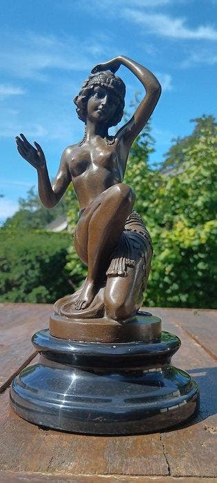 sculptuur, scarab dancer - 24 cm - brons marmer, Antiek en Kunst